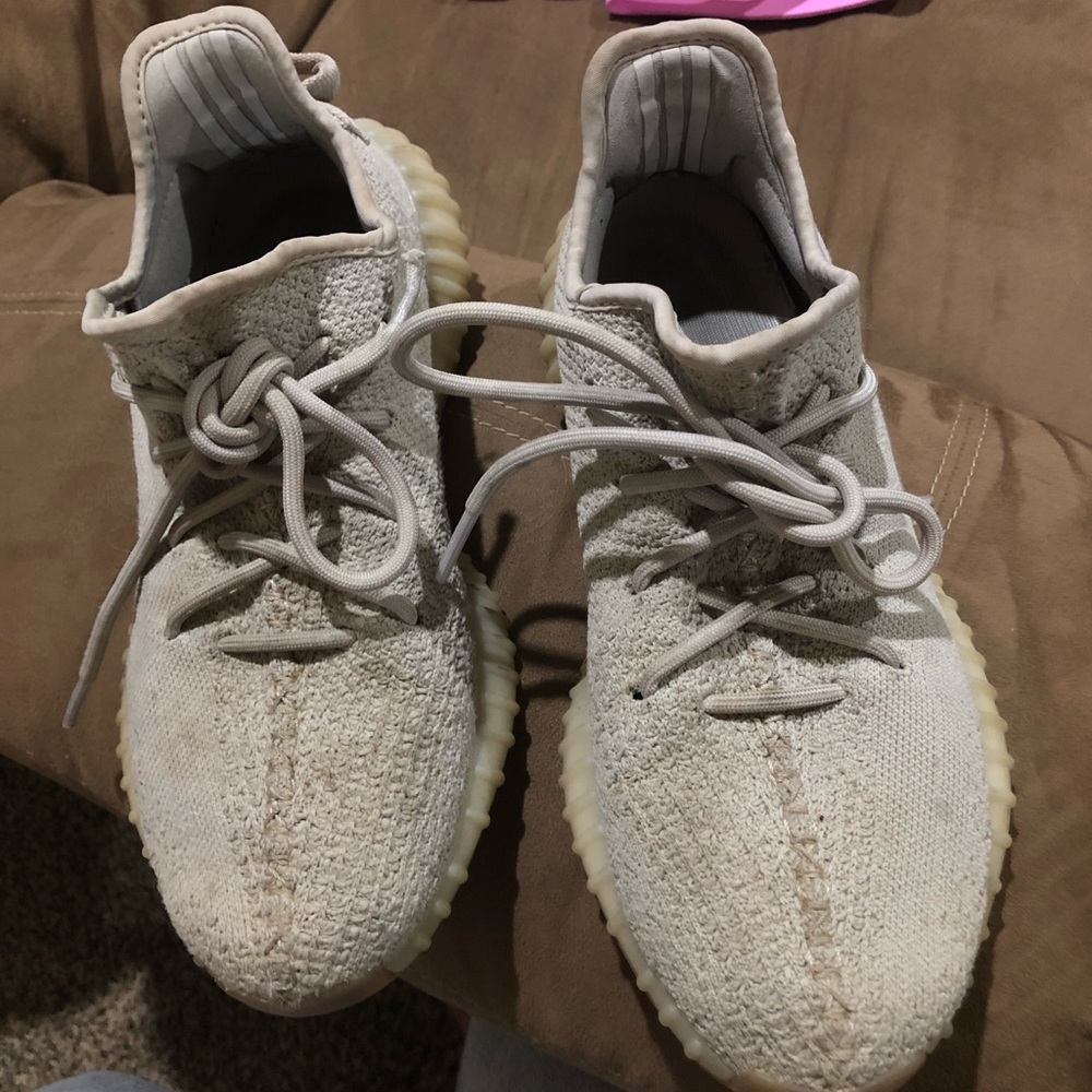 YEEZYS MEN size 8 Woman’s size 10